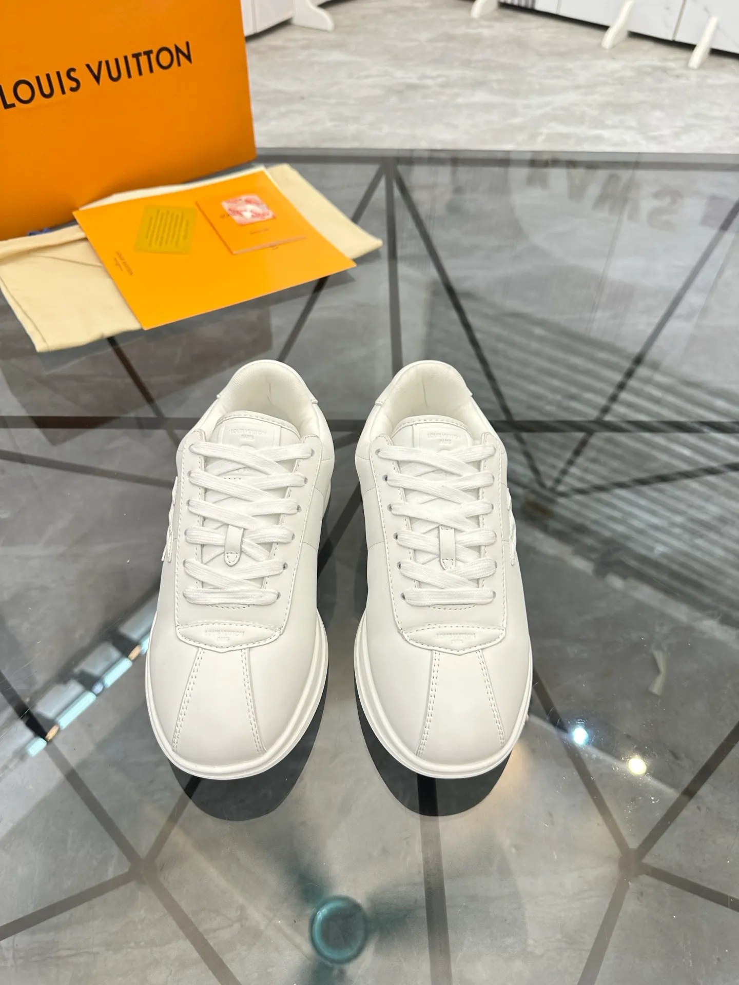 Men's shoes: 💰P700¥ Top quality Product trademark: LV* "Louis Vuitton*" low-top casual shoes Regular size: 35-45 (can be customized to 46) Couple style Product materials: Imported cowhide upper, breathable lining, original outsole. Number: two